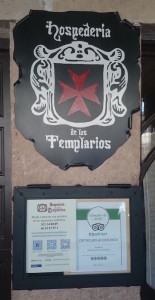 Cartel y expositor echo por metalicas muñoz para  Hospedería de los Templarios